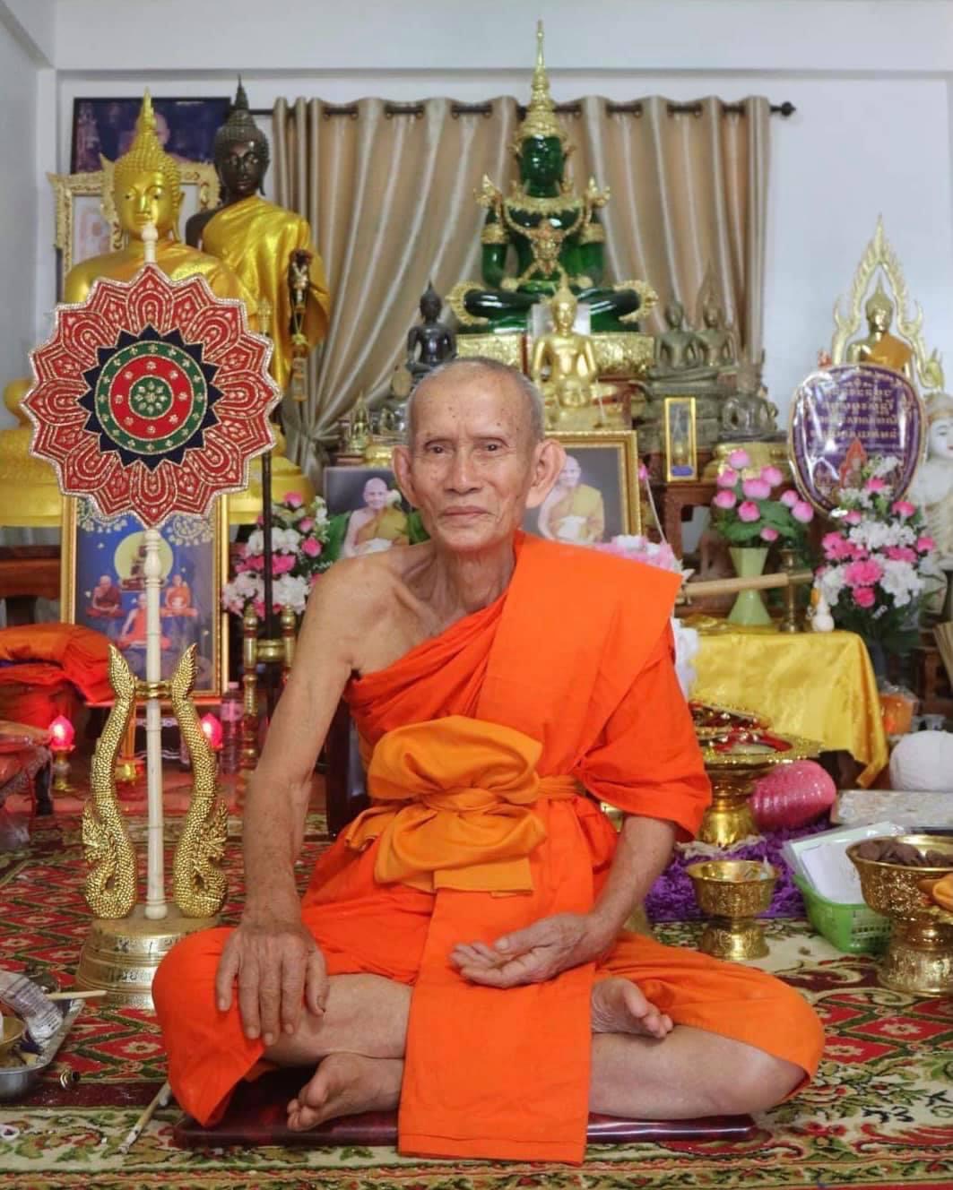 วัดแตก! ผู้คนแห่จองวัตถุมงคลที่ระลึกครบ 8 รอบ 96 ปีหลวงปู่นวล วัดหนองจอก วัดแตก! ผู้คนแห่จองวัตถุมงคลที่ระลึกครบ 8 รอบ 96 ปีหลวงปู่นวล วัดหนองจอก