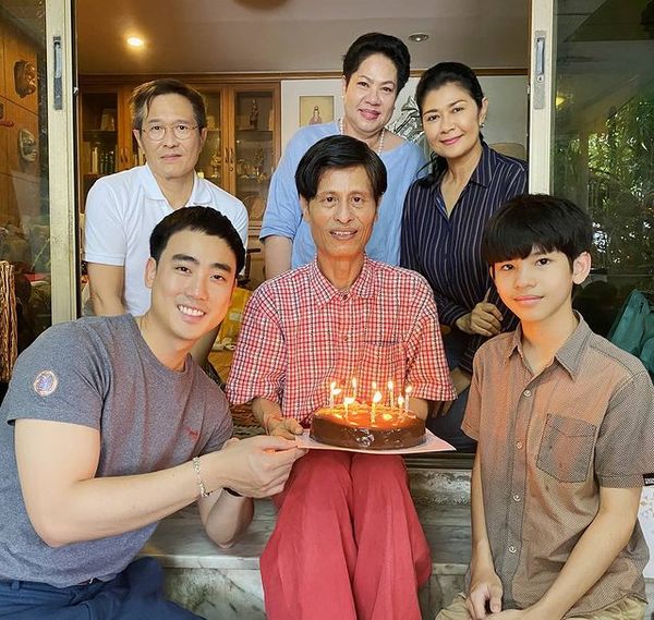 ฉลองวันเกิดครบ 67 ปี “หม่อมน้อย-หม่อมหลวงพันธุ์เทวนพ เทวกุล” โดยมี แพนเค้ก-แต้ว นำทีมลูกศิษย์ในวงการร่วมอวยพรวันเกิดหม่อมน้อยที่บ้านพัก ฉลองวันเกิดครบ 67 ปี “หม่อมน้อย-หม่อมหลวงพันธุ์เทวนพ เทวกุล” โดยมี แพนเค้ก-แต้ว นำทีมลูกศิษย์ในวงการร่วมอวยพรวันเกิดหม่อมน้อยที่บ้านพัก