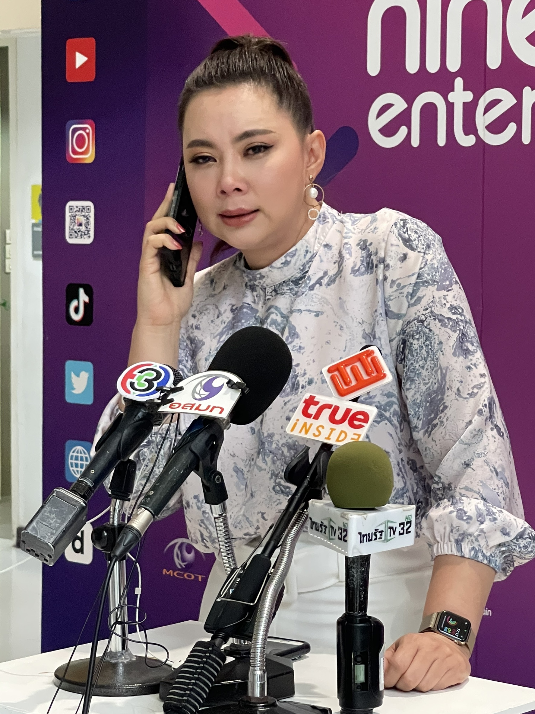 บุ๋ม ปนัดดา ตั้งโต๊ะแถลงทั้งน้ำตาขอโทษ จั๊กจั่น ปมเสนอข่าวดาราสองโลก บุ๋ม ปนัดดา ตั้งโต๊ะแถลงทั้งน้ำตาขอโทษ จั๊กจั่น ปมเสนอข่าวดาราสองโลก