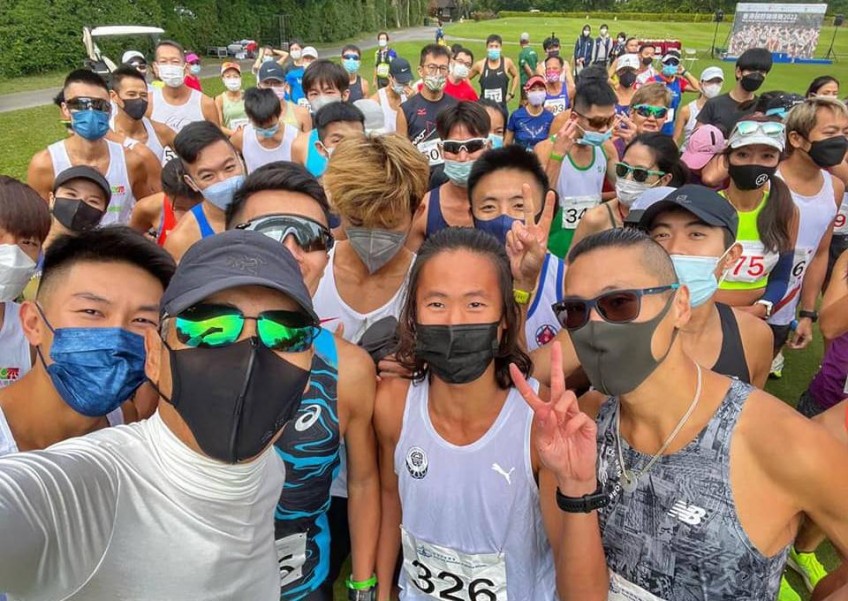 ที่หนึ่งในดวงใจ!! แฟนๆรุมล้อม 'โจวเหวินฟะ' วัย67ปี แข่งวิ่งมาราธอนฟอร์มฮอต