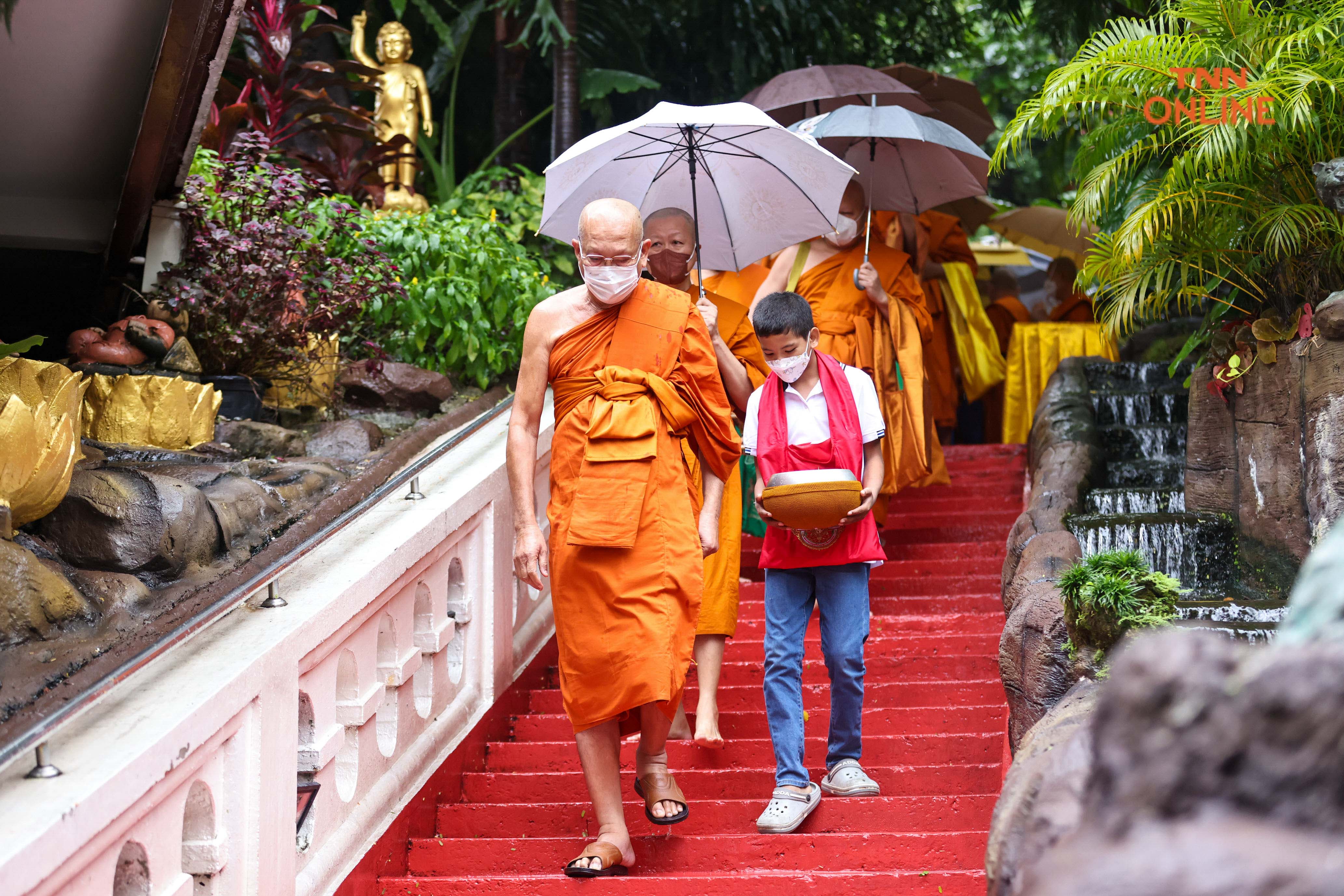ตักบาตรเทโววัดสระเกศประชาชนเดินทางร่วมพิธีบุญคึกคัก