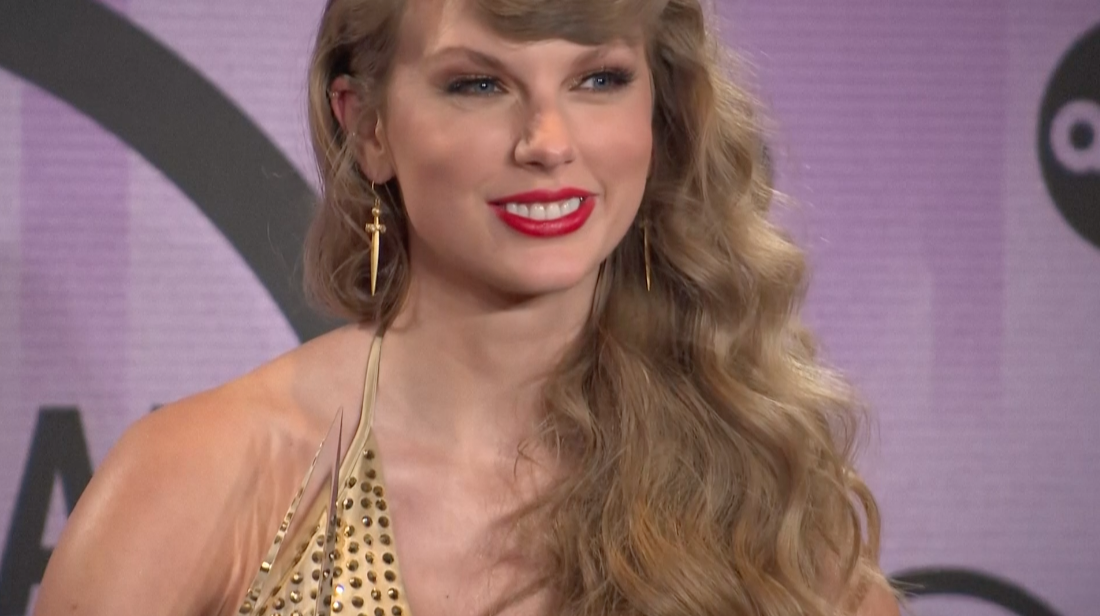 เกือบอุ้มไม่ไหว!! เผยภาพหลังเวที AMAs เมื่อ ‘Taylor Swift’ แบก 6 รางวัลยิ้มสู้กล้อง