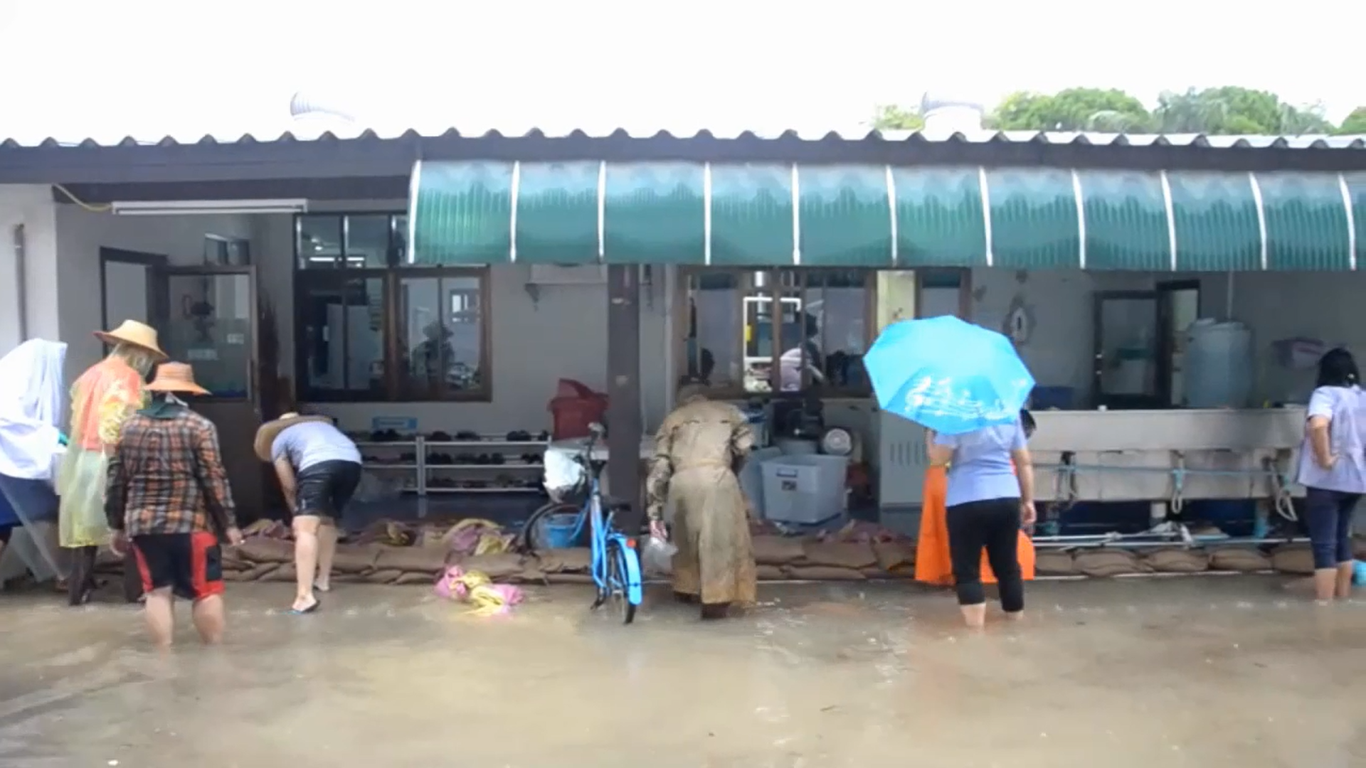 น้ำท่วมนครสวรรค์ ฝนถล่มทั้งวัน น้ำทะลักท่วม โรงพยาบาลตาคลี
