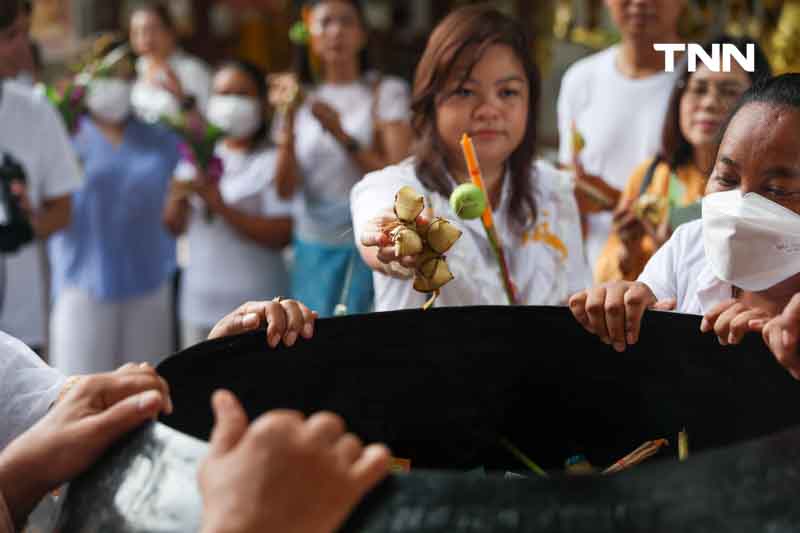 ชาวพุทธแน่นภูเขาทอง ร่วมตักบาตรเทโวเนื่องในวันออกพรรษา ชาวพุทธแน่นภูเขาทอง ร่วมตักบาตรเทโวเนื่องในวันออกพรรษา