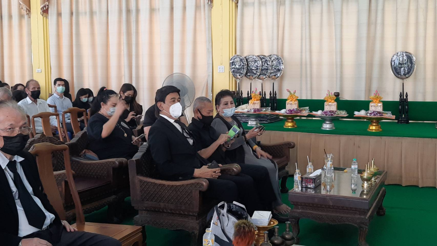 บรรยากาศพิธีรดน้ำศพ ไพโรจน์ ใจสิงห์ ครอบครัวและคนบันเทิงร่วมอาลัยคับคั่ง