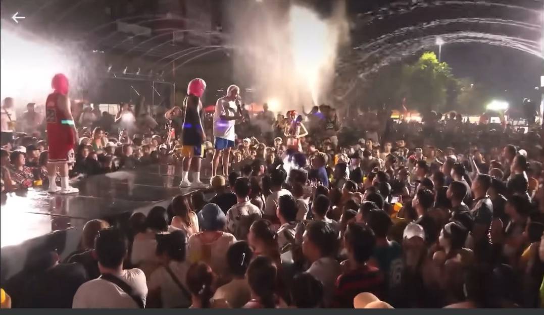 แจ๊ส ชวนชื่น  ถูกปาน้ำแข็งใส่ขณะเล่นคอนเสิร์ต ด้าน แจง โพสต์เดือด คนไม่มีจิตสำนึกควรนอนอยู่บ้าน
