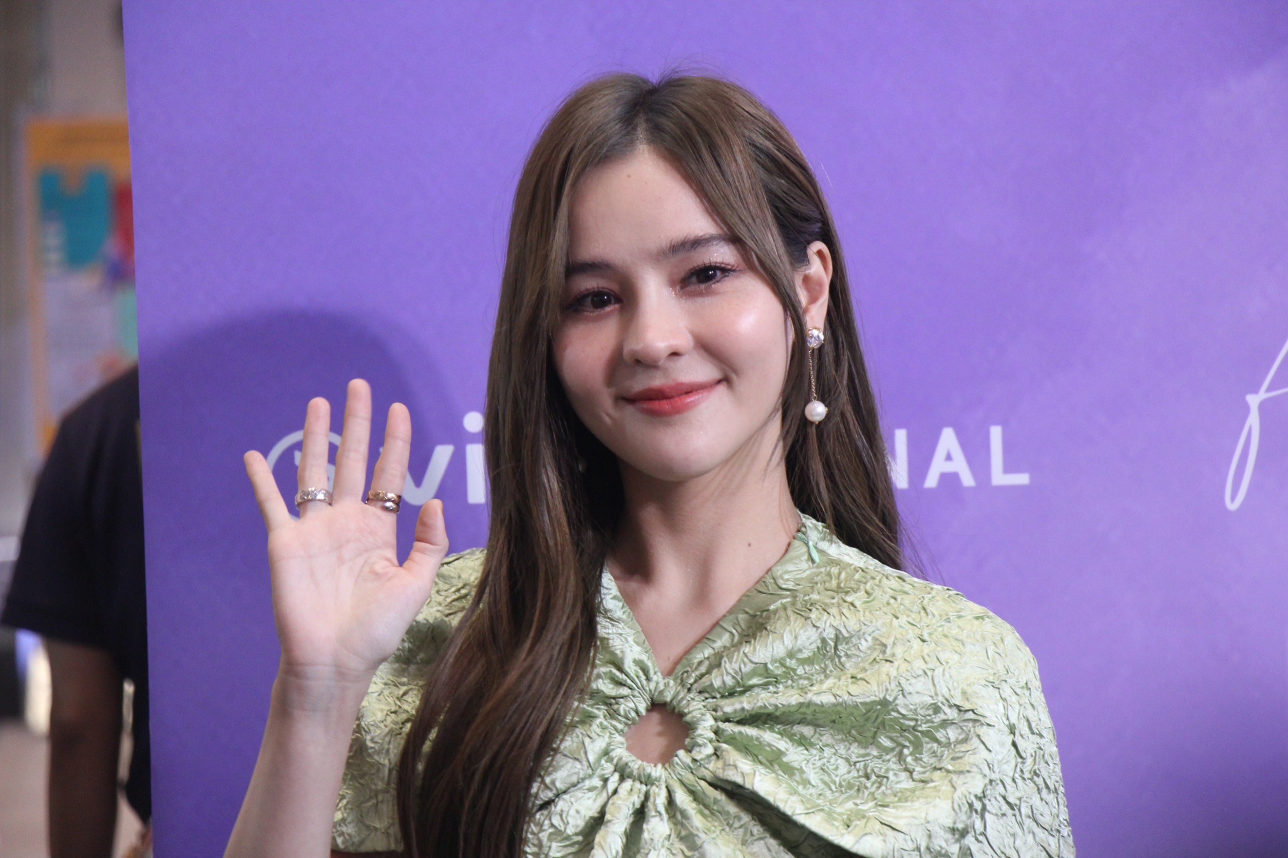 ออม สุชาร์ เผยความรัก 5 ปีแฮปปี้ดี แต่ยังไม่รีบแต่ง ออม สุชาร์ เผยความรัก 5 ปีแฮปปี้ดี แต่ยังไม่รีบแต่ง