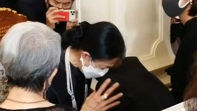 เคลื่อนร่าง สรพงศ์ ชาตรี ถึงวัดเทพศิรินทร์ คนบันเทิงร่วมอาลัย เคลื่อนร่าง สรพงศ์ ชาตรี ถึงวัดเทพศิรินทร์ คนบันเทิงร่วมอาลัย