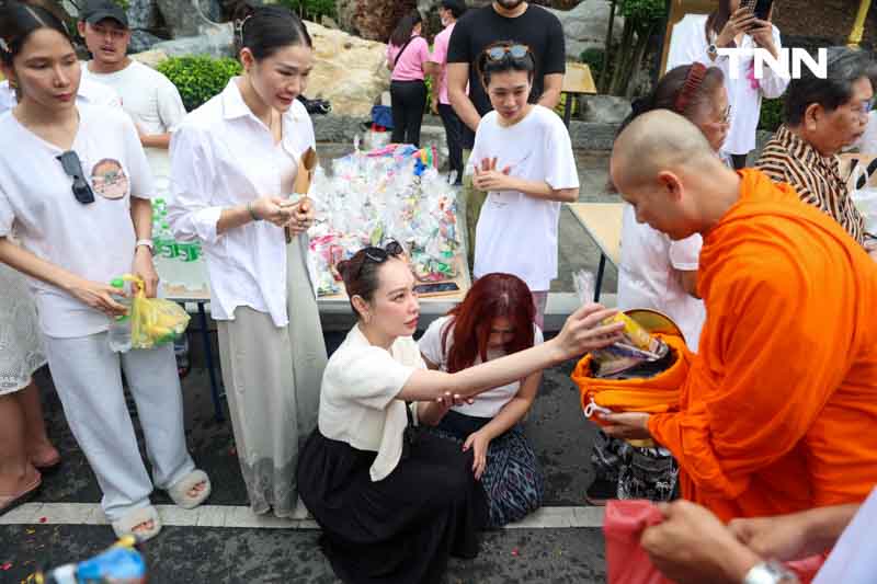 ชาวพุทธแน่นภูเขาทอง ร่วมตักบาตรเทโวเนื่องในวันออกพรรษา ชาวพุทธแน่นภูเขาทอง ร่วมตักบาตรเทโวเนื่องในวันออกพรรษา