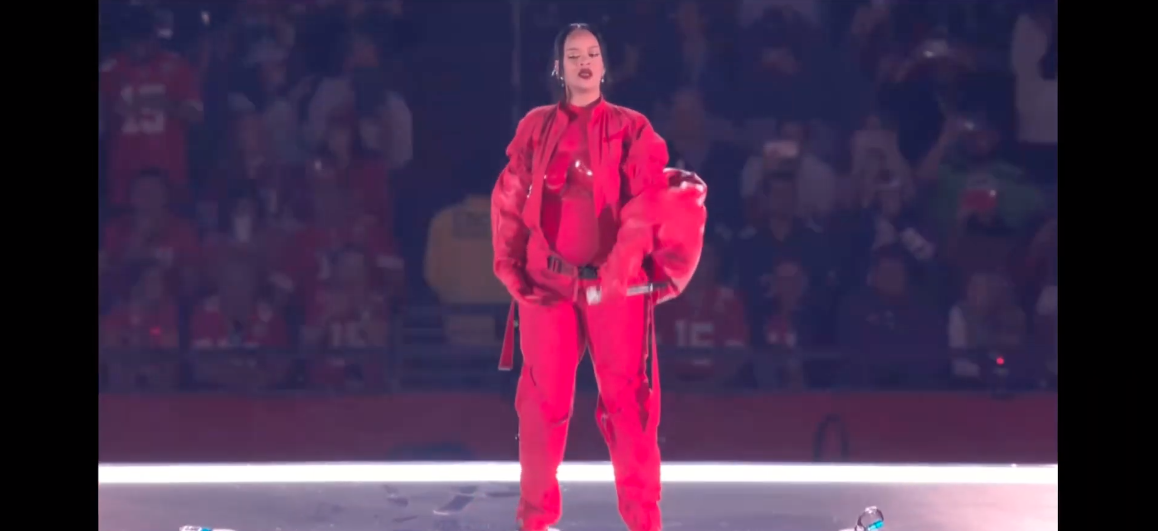 'ริฮานน่า' คัมแบ็ก!! คืนเวทีรอบ7ปี โชว์พักครึ่ง Super Bowl ลุคสีแดงเพลิง