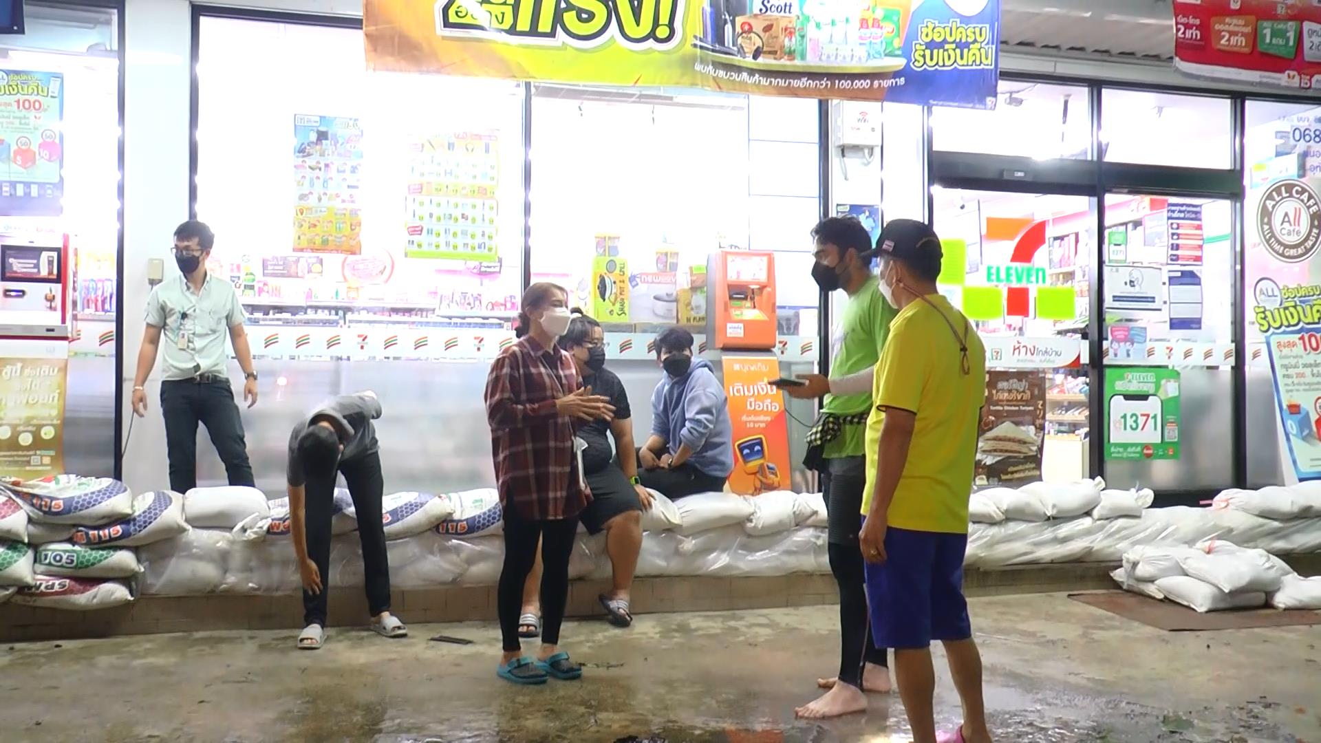 มวลน้ำอ่างทับเสลา ทะลักท่วมย่านเศรษฐกิจเมืองอุทัยธานี
