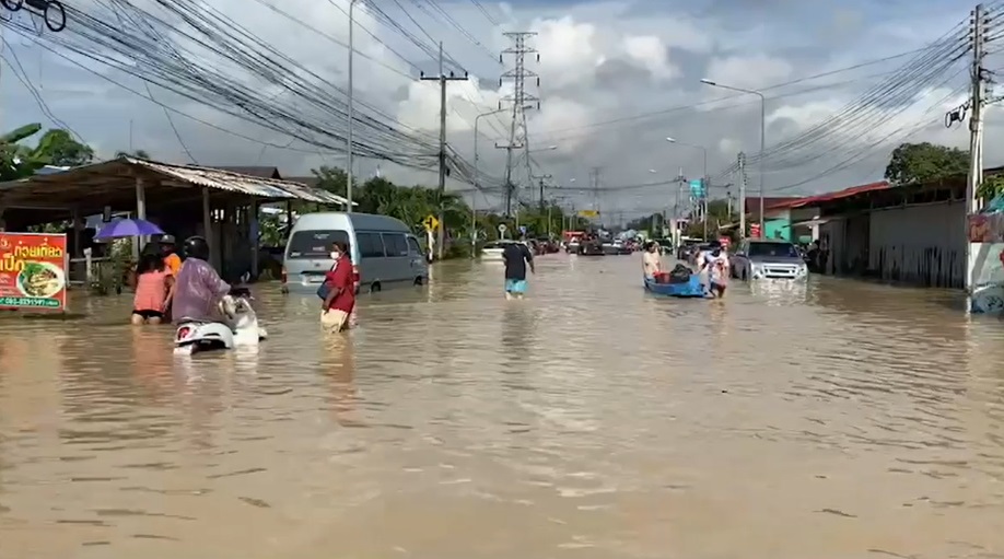 ฝนถล่มซ้ำระยองน้ำสูงขึ้นต่อเนื่องบางจุด 3 เมตร ปชช.เร่งอพยพของหนี