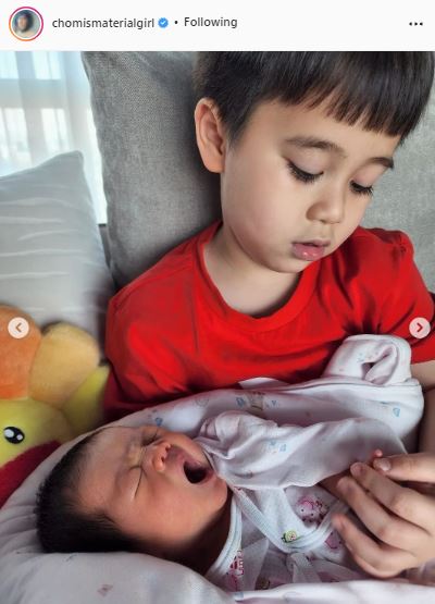 น่ารักมาก! 2 พี่ชาย สายฟ้า-พายุ กับโมเมนต์สุดอบอุ่น อุ้มน้องสาว แอบิเกล