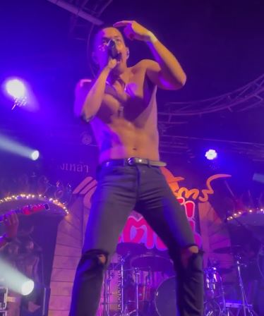 โตโน่  ขึ้นเวทีร้องเพลง เต้นจัดเต็มคาราเบล