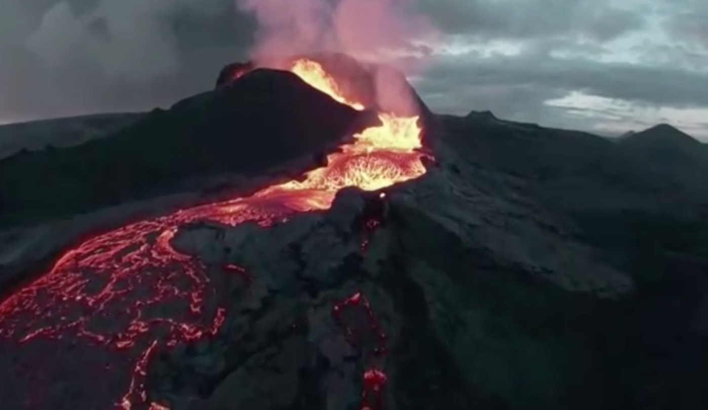 เปิดภาพสุดสะพรึง! ลาวาทะลักจากปล่องภูเขาไฟในไอซ์แลนด์