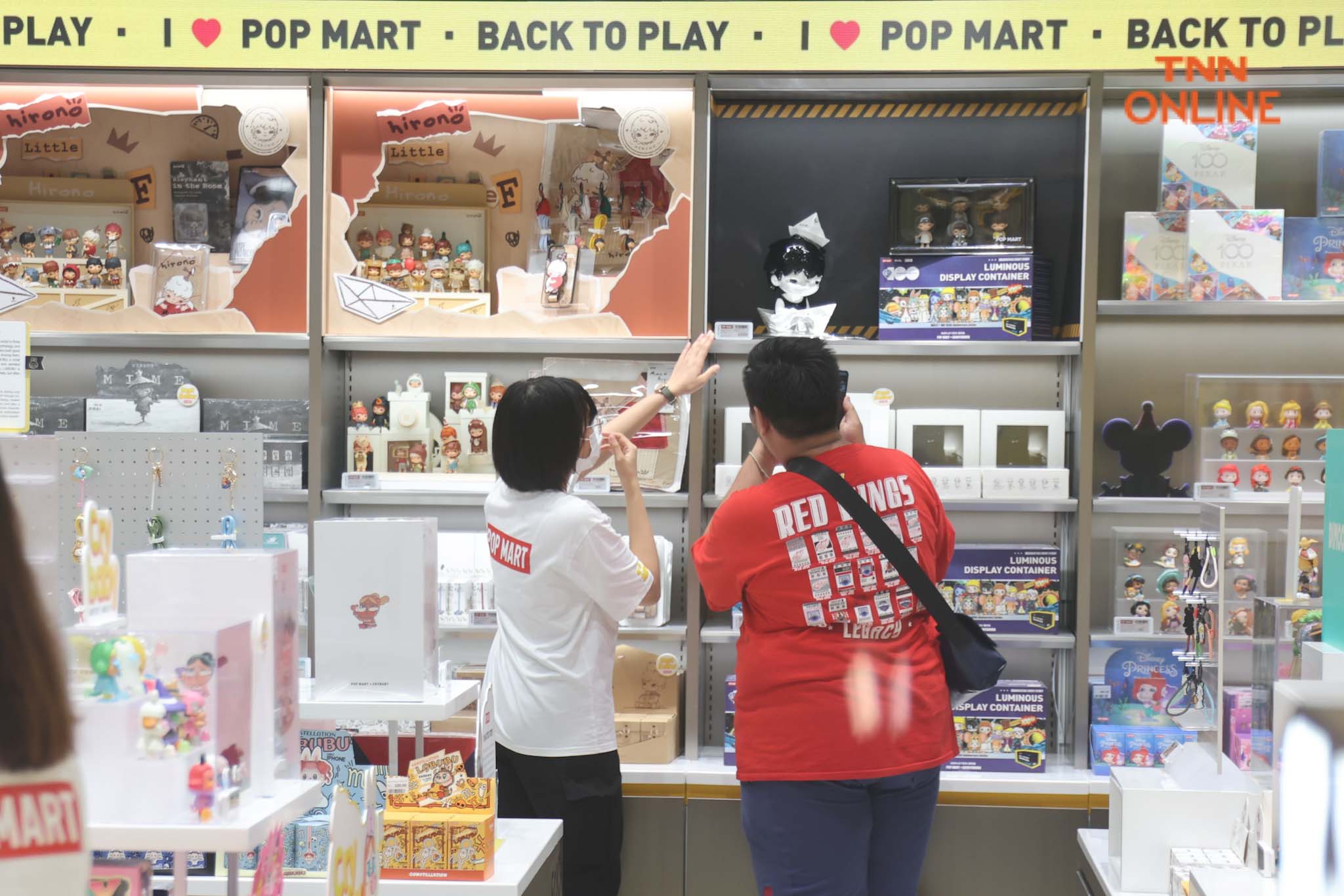 Pop Mart สาขาแรกในไทย คนต่อคิวแน่นหน้าร้านก่อนห้างเปิด Pop Mart สาขาแรกในไทย คนต่อคิวแน่นหน้าร้านก่อนห้างเปิด