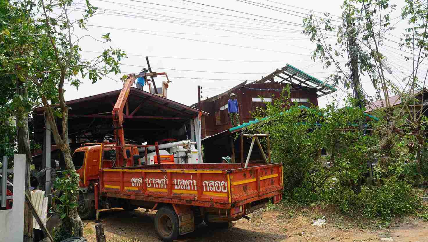 พายุฤดูร้อน หอบลูกเห็บถล่มหนองบัวลำภู บ้านเสียหายกว่า 1 พันหลังคาเรือน