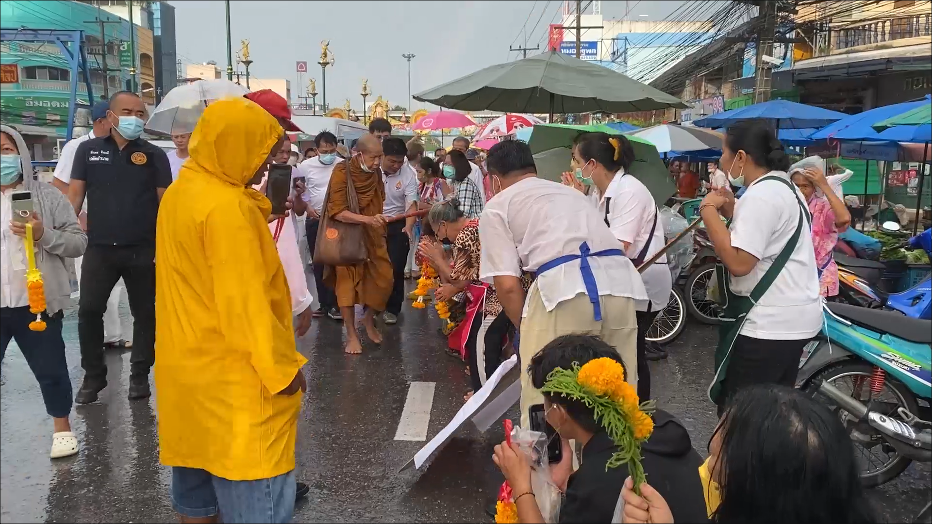 'หลวงตาบุญชื่น' เริ่มออกเดินธุดงค์ จากหาดใหญ่ ปลายทางนครพนม