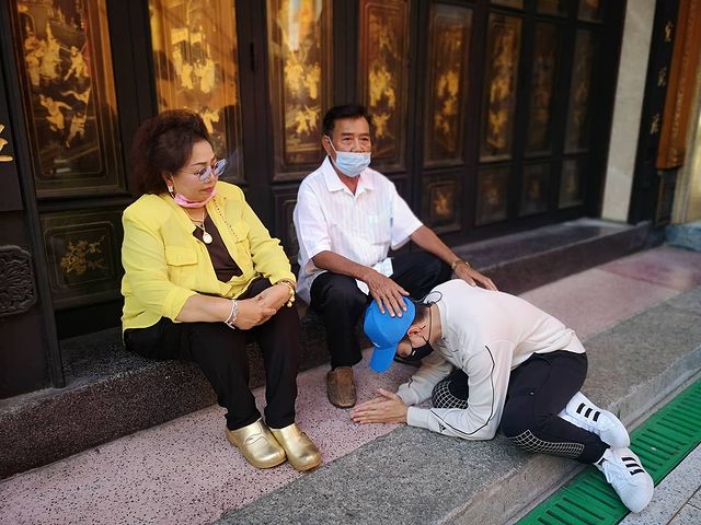 มิตร มิตรชัย ออกจากเรือนจำแล้ว ก้มกราบเท้าพ่อ-แม่ มิตร มิตรชัย ออกจากเรือนจำแล้ว ก้มกราบเท้าพ่อ-แม่