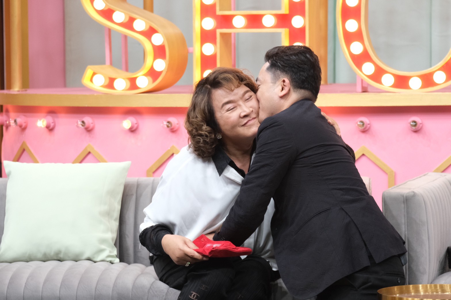 อ้วน รีเทิร์น ปลื้ม หมอย้ง เซอร์ไพรส์มอบของขวัญให้ หลังคบมานานกว่า 10 ปี อ้วน รีเทิร์น ปลื้ม หมอย้ง เซอร์ไพรส์มอบของขวัญให้ หลังคบมานานกว่า 10 ปี