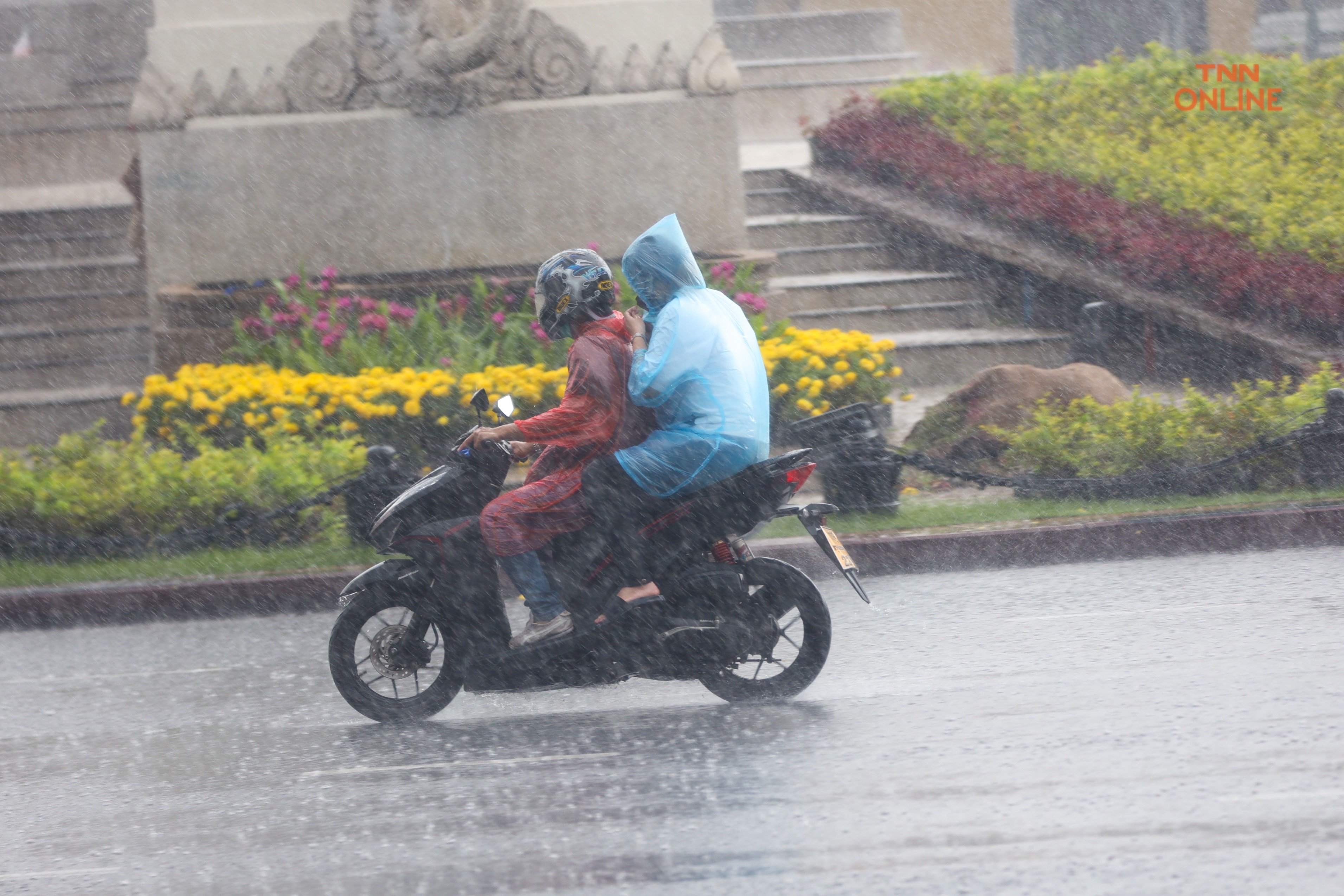 ประชาชนฝ่าสายฝน กทม.ตกหนักบางแห่งมีฝน 40%