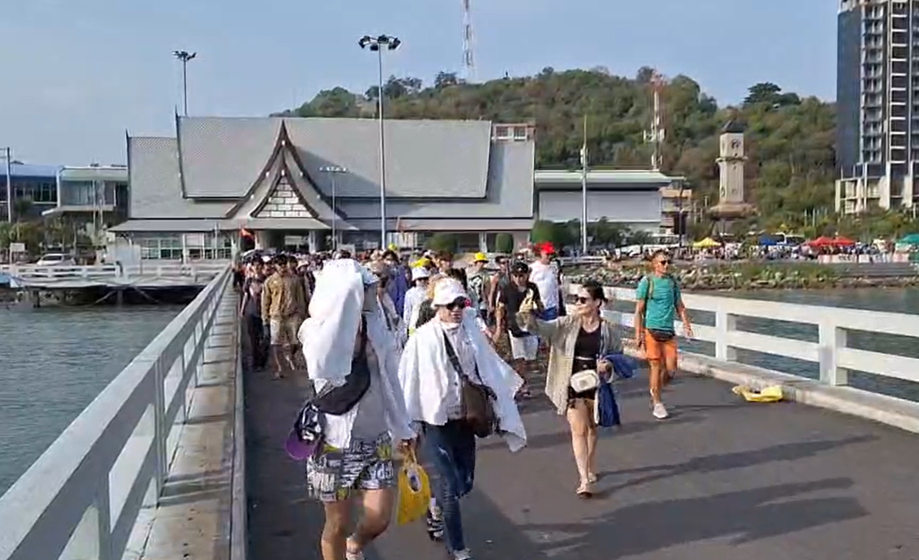 วันแรงงานคึกคัก! นักท่องเที่ยวชาวไทย-ต่างชาติแห่เที่ยวเกาะล้าน