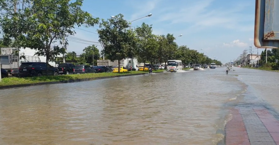น้ำท่าจีนทะลัก! ท่วม ถนนบรมราชชนนี ทั้งขาเข้า-ออก รถจอดเสียเพียบ