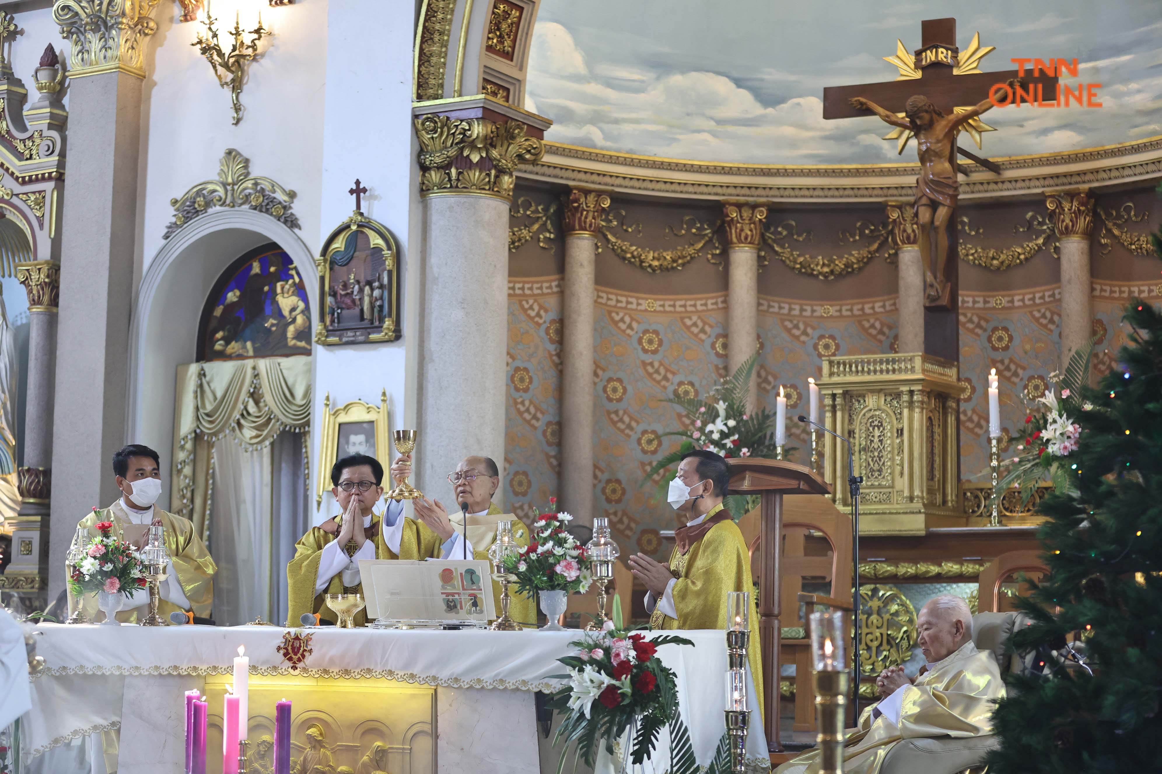สมโภชพระคริสตสมภพ ชาวคริสต์ประกอบพิธีมิสซาในวันคริสต์มาส สมโภชพระคริสตสมภพ ชาวคริสต์ประกอบพิธีมิสซาในวันคริสต์มาส