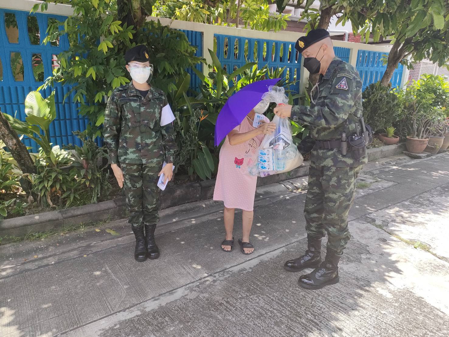 กองทัพไทย ปฎิบัติการเชิงรุกช่วยประชาชน-นำผู้ป่วยโควิดส่ง รพ. กองทัพไทย ปฎิบัติการเชิงรุกช่วยประชาชน-นำผู้ป่วยโควิดส่ง รพ.