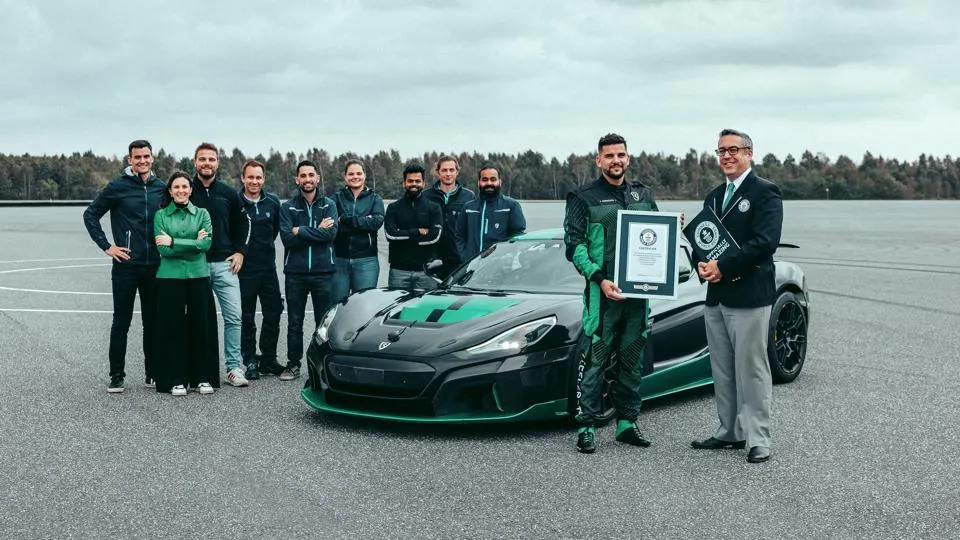 “Rimac Nevera” ทำสถิติ Guinness World Record วิ่งถอยหลังเร็วสุดในโลก “Rimac Nevera” ทำสถิติ Guinness World Record วิ่งถอยหลังเร็วสุดในโลก