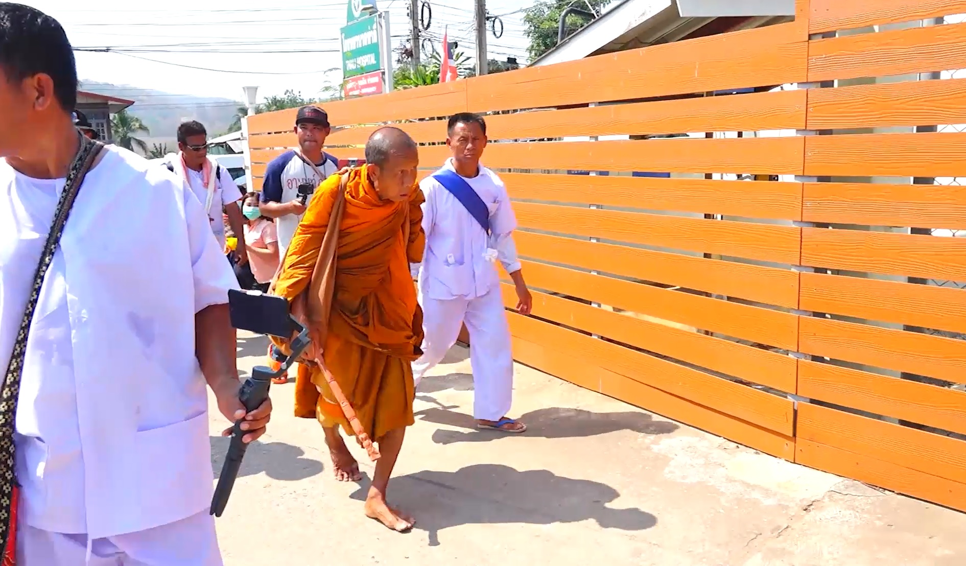 หลวงตาบุญชื่น อาพาธค่าเลือดต่ำ หมอให้พักรักษาที่รพ.อีก 1 คืน