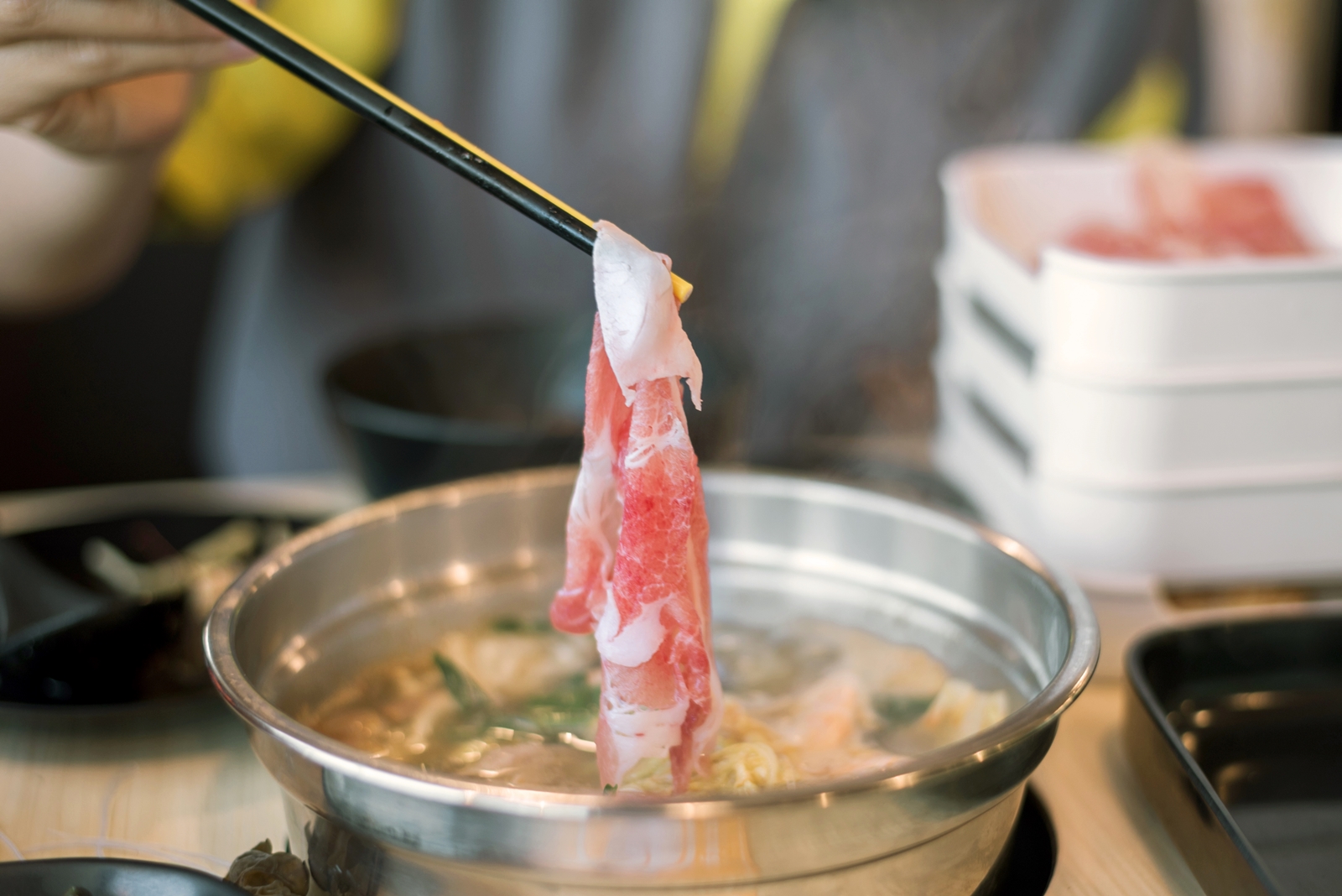 สัตวแพทย์ แนะผู้บริโภค สายชาบู-หมูกระทะ เน้น “แยก” อุปกรณ์คีบของสุก-ดิบ ป้องกันไข้หูดับ