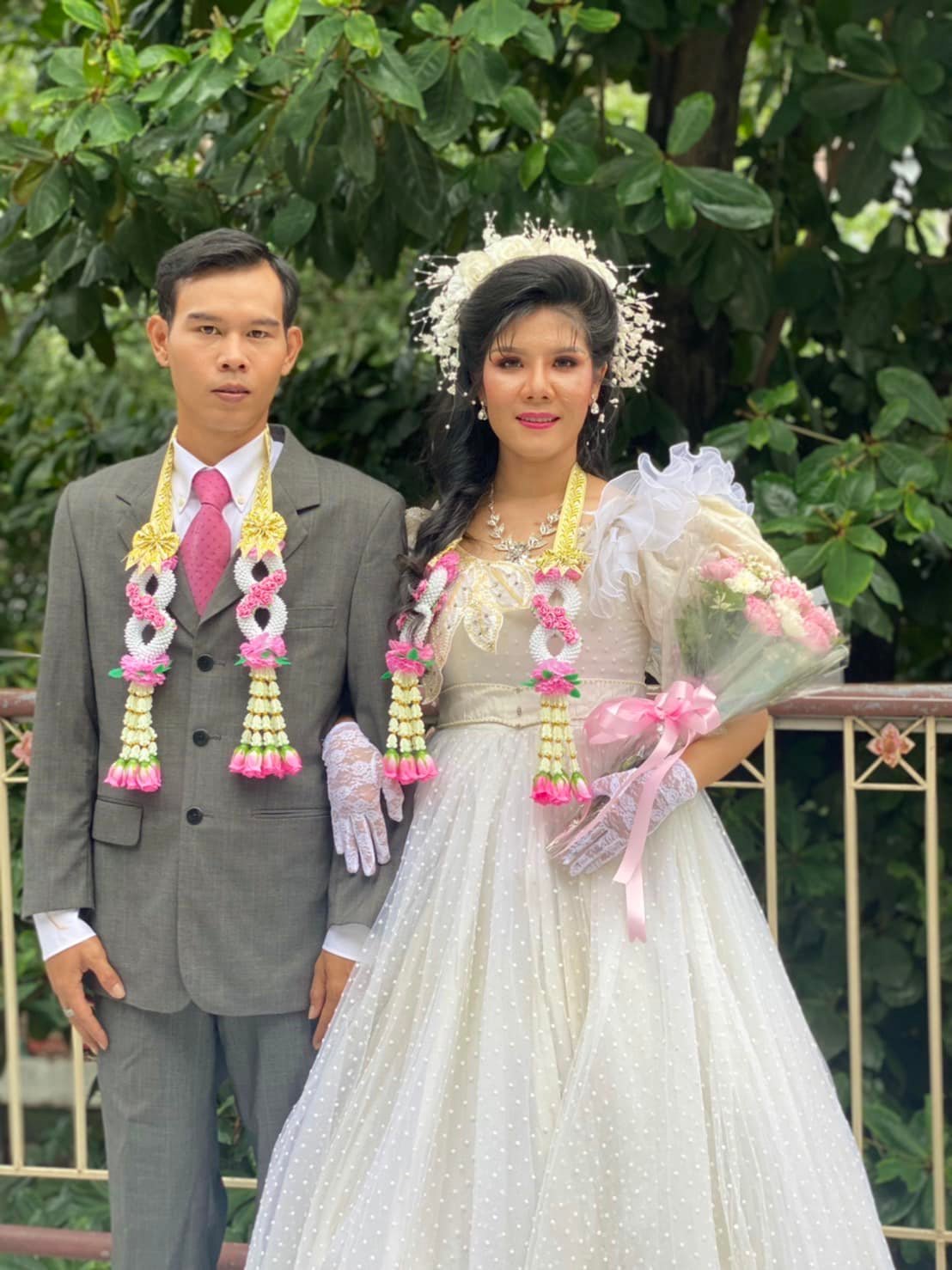 แห่แชร์! พรีเวดดิ้งย้อนยุคปี 80 คู่บ่าวสาวเผยจัดงานแต่งตามรอยพ่อ-เเม่