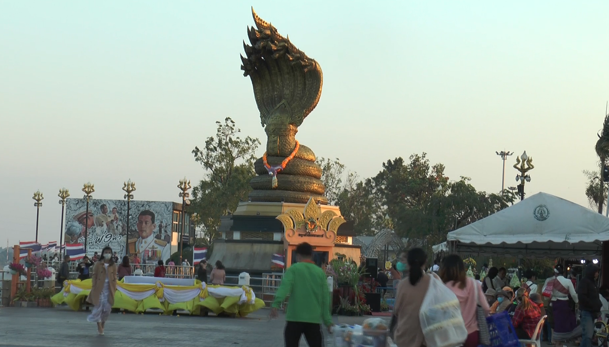 นครพนมหนาวสุดรอบปี อุณหภูมิเหลือ 15 องศาฯ คนเที่ยวริมโขงคึกคัก 