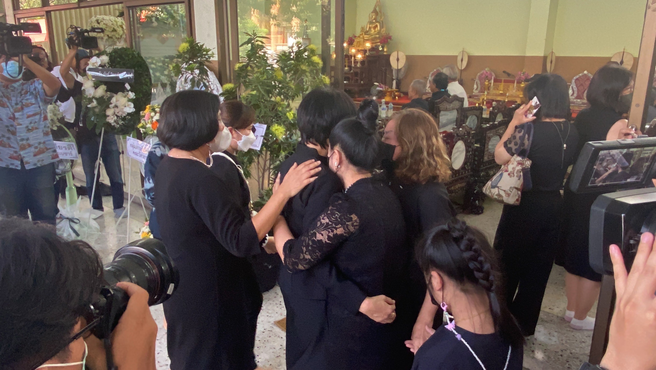 ภาพบรรยากาศพิธีศพ ถนอม สามโทนเพื่อนๆในวงการต่างร่วมไว้อาลัย