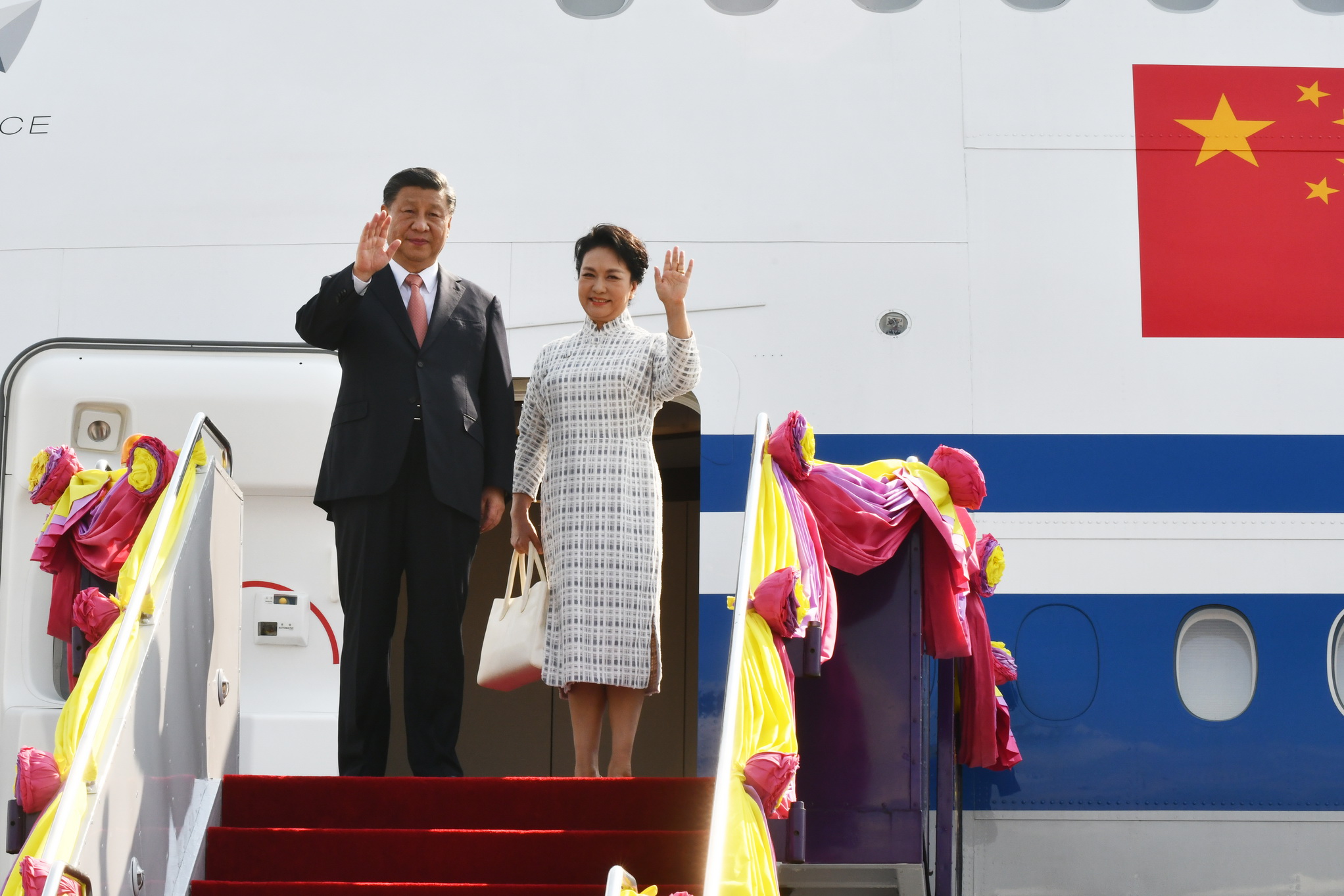 APEC 2022 ประมวลภาพ นายกฯต้อนรับ สี จิ้นผิง ประธานาธิบดีจีนเดินทางถึงไทย APEC 2022 ประมวลภาพ นายกฯต้อนรับ สี จิ้นผิง ประธานาธิบดีจีนเดินทางถึงไทย