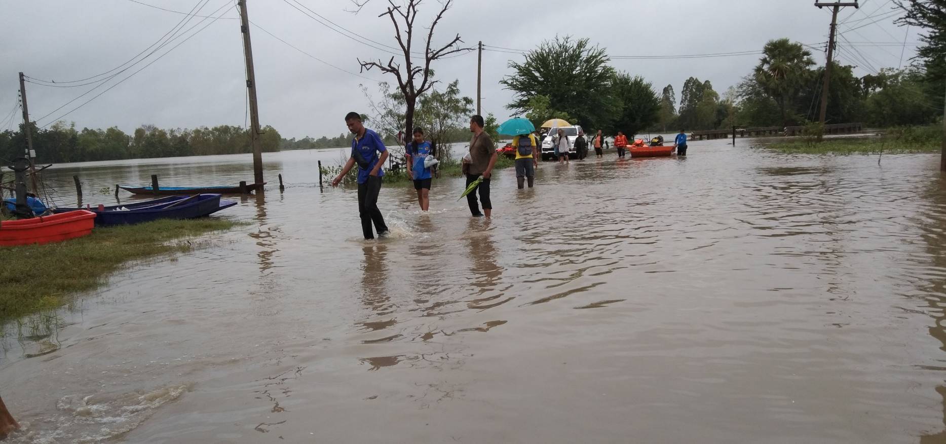 กลาโหม ส่งเหล่าทัพช่วยเหลือประชาชน ส่งถุงยังชีพ - ติดตั้งสะพานชั่วคราว กลาโหม ส่งเหล่าทัพช่วยเหลือประชาชน ส่งถุงยังชีพ - ติดตั้งสะพานชั่วคราว