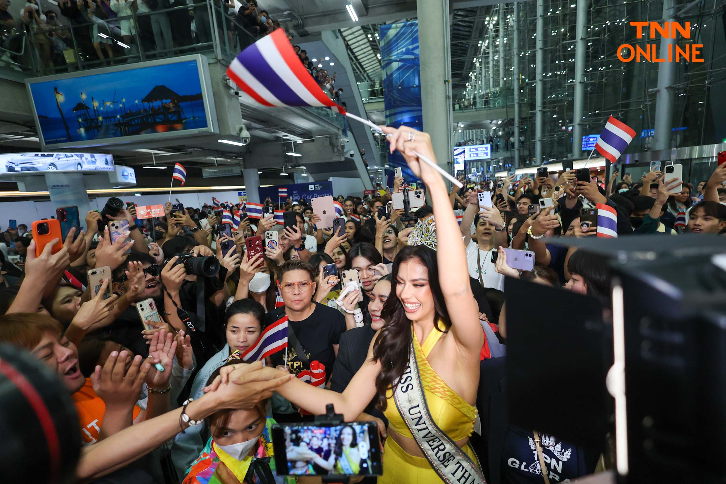 สนามบินแทบแตก! แฟนนางงามร่วมส่ง แอนโทเนีย ไปคว้ามง 3