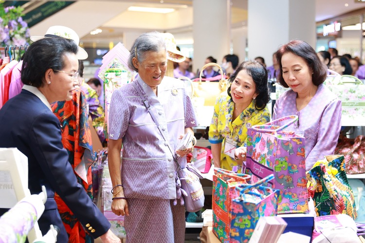 สมเด็จพระกนิษฐาธิราชเจ้า กรมสมเด็จพระเทพฯ เสด็จฯไปทรงเป็นประธานเปิดงาน “สานสายใยเพื่อผลิตภัณฑ์สายใจไทย ครั้งที่ ๒๖ ” สมเด็จพระกนิษฐาธิราชเจ้า กรมสมเด็จพระเทพฯ เสด็จฯไปทรงเป็นประธานเปิดงาน “สานสายใยเพื่อผลิตภัณฑ์สายใจไทย ครั้งที่ ๒๖ ”
