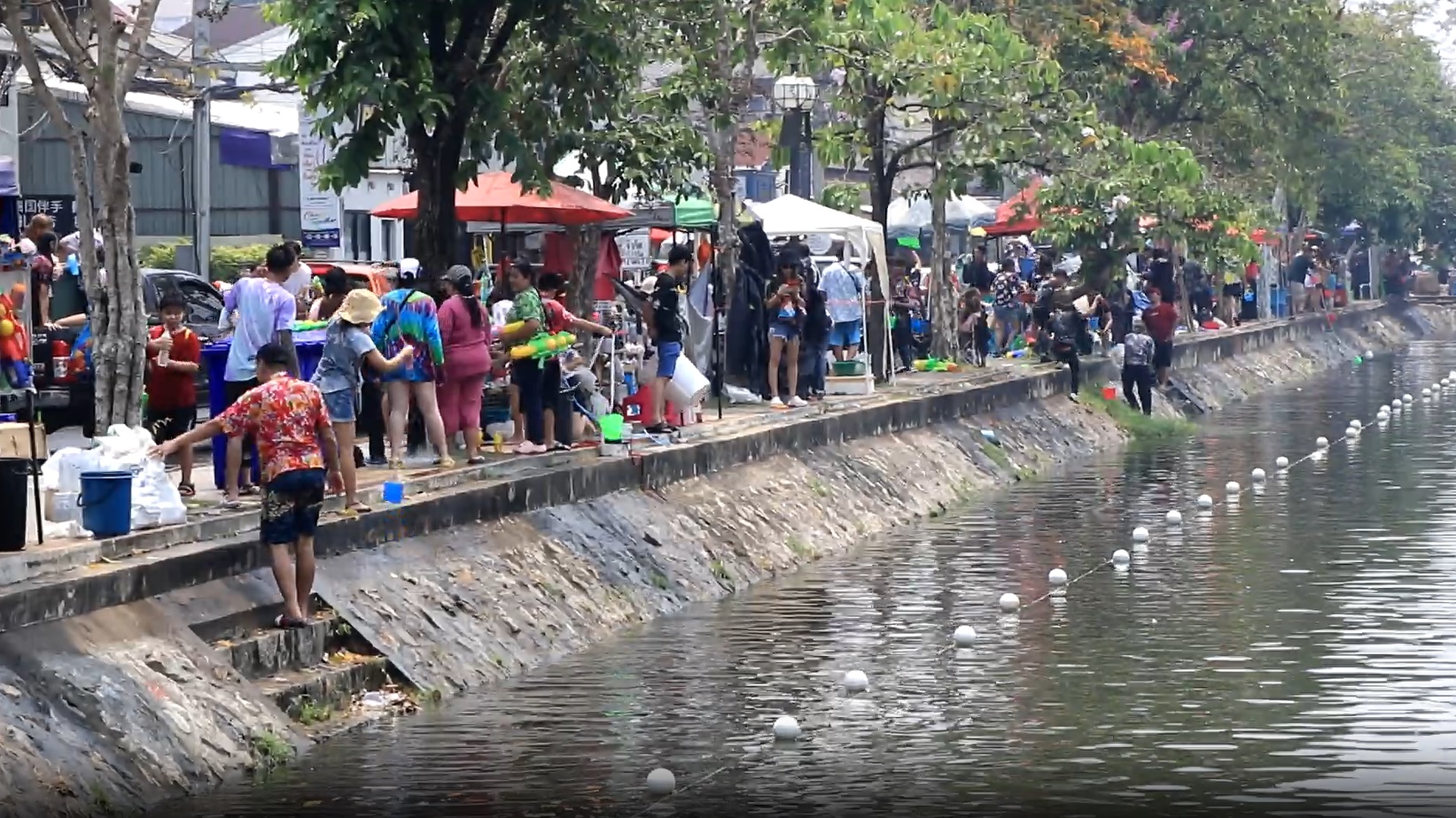 วันสงกรานต์ 2566 เชียงใหม่สุดคึกคัก นักท่องเที่ยวแห่เล่นสาดน้ำแน่นคูเมือง วันสงกรานต์ 2566 เชียงใหม่สุดคึกคัก นักท่องเที่ยวแห่เล่นสาดน้ำแน่นคูเมือง