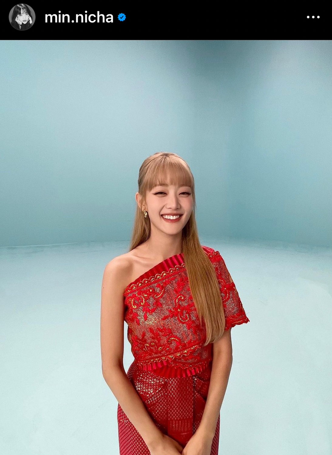 “มินนี่ (G)I-DLE” สวยละมุนในชุดไทยสีแดง ทำแฟนๆ แห่คอมเมนต์กันรัวๆ “มินนี่ (G)I-DLE” สวยละมุนในชุดไทยสีแดง ทำแฟนๆ แห่คอมเมนต์กันรัวๆ