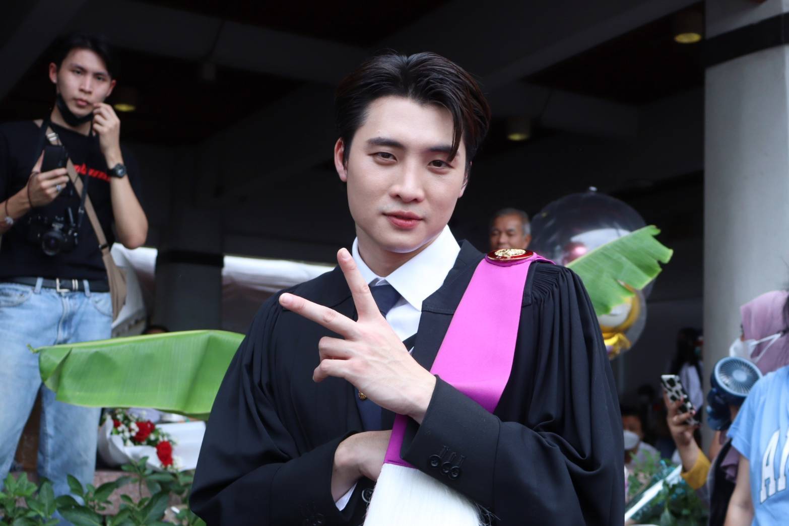 บัณฑิตป้ายแดง มีน พีรวิชญ์ เข้ารับปริญญา