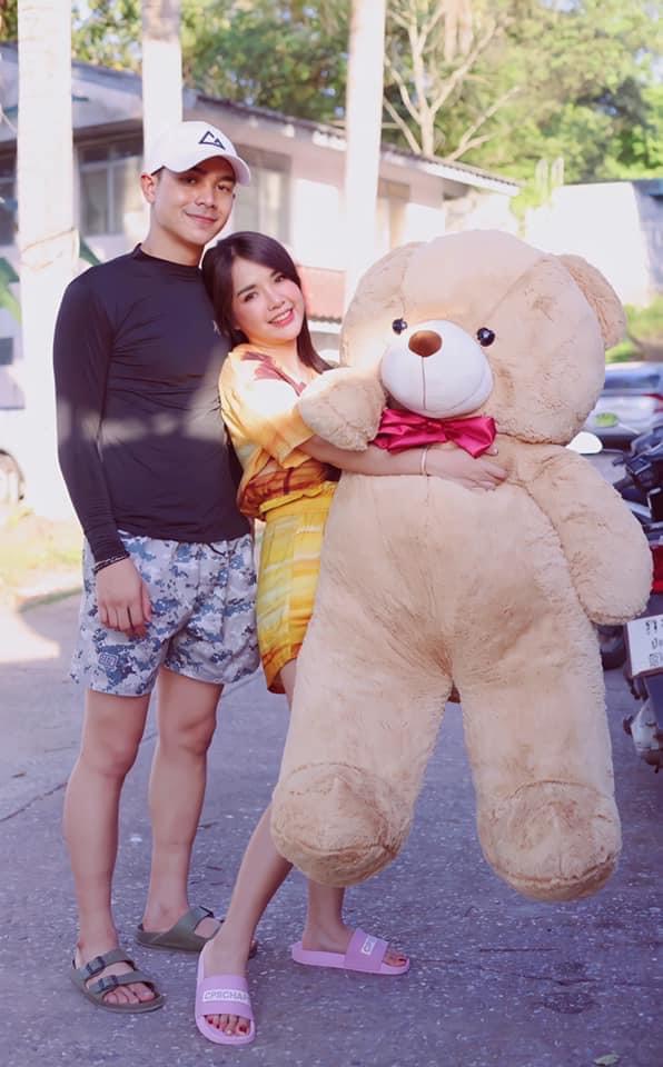 เจนนี่ เป็นช่างตัดผมให้ ยิว ฉลองครบ 2 เดือน ได้ตุ๊กตาหมีตัวใหญ่ เจนนี่ เป็นช่างตัดผมให้ ยิว ฉลองครบ 2 เดือน ได้ตุ๊กตาหมีตัวใหญ่
