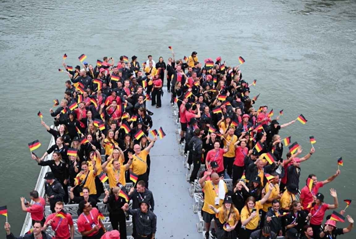 โอลิมปิก 2024 ประมวลภาพพิธีเปิดสุดยิ่งใหญ่ นักกีฬาล่องเรือกลางแม่น้ำแซน 