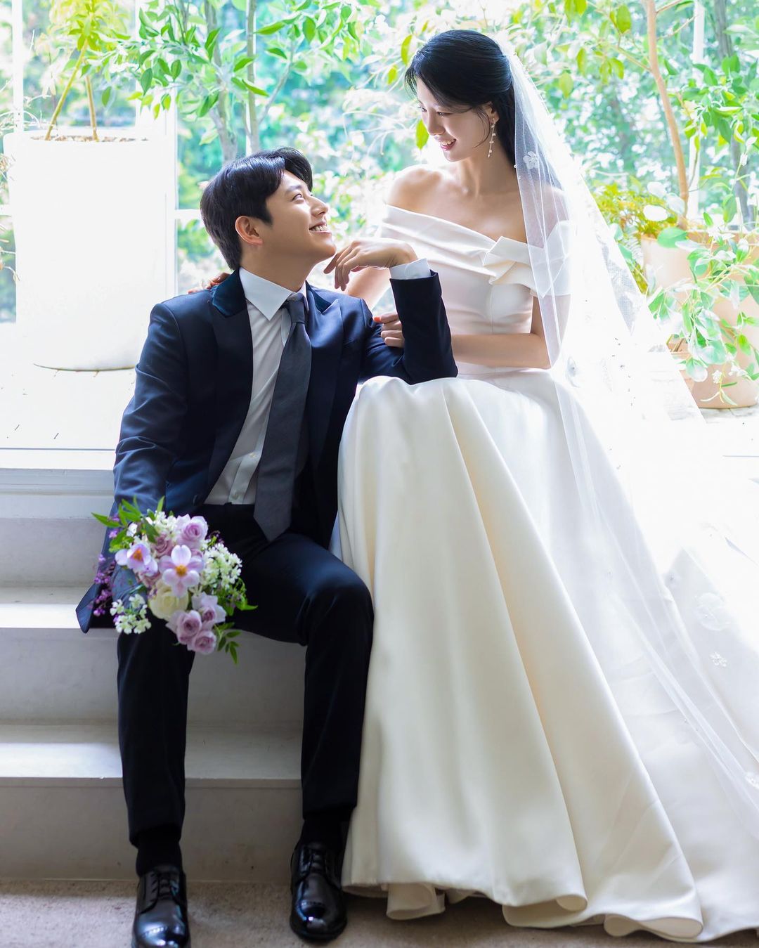 ฮันนีมูนในไทย!! 'คังจุน C-Clown' สละโสดกับสาวสวยนอกวงการ ฮันนีมูนในไทย!! 'คังจุน C-Clown' สละโสดกับสาวสวยนอกวงการ