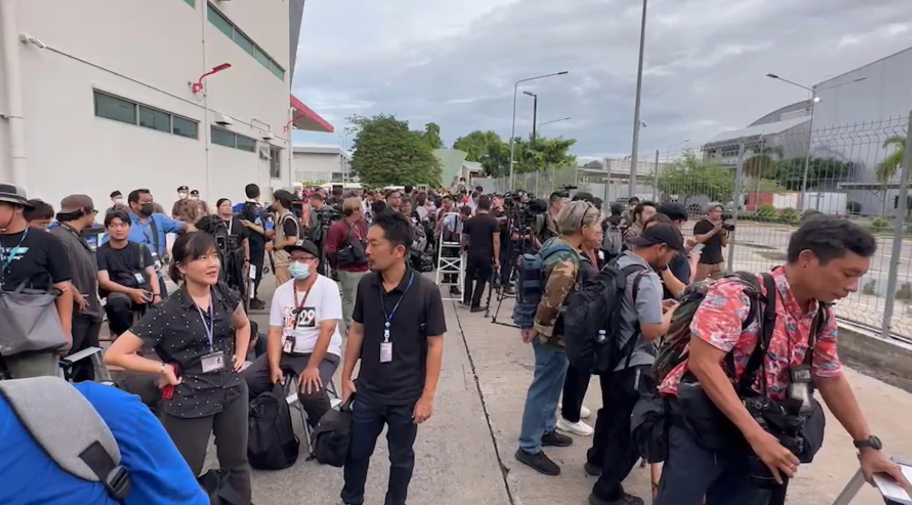 “ทักษิณกลับไทย” เปิดภาพบรรยากาศล่าสุด!สนามบินดอนเมือง สื่อเกาะติด “ทักษิณกลับไทย” เปิดภาพบรรยากาศล่าสุด!สนามบินดอนเมือง สื่อเกาะติด
