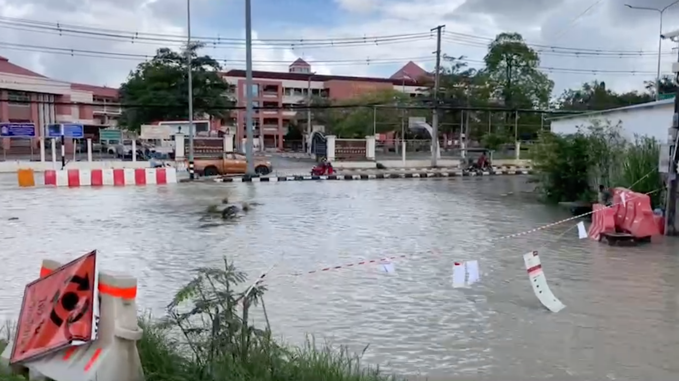 น้ำท่วมระยองหนัก! เดือดร้อน 6,530 หลังคาเรือน ประกาศปิด 4 โรงเรียน น้ำท่วมระยองหนัก! เดือดร้อน 6,530 หลังคาเรือน ประกาศปิด 4 โรงเรียน