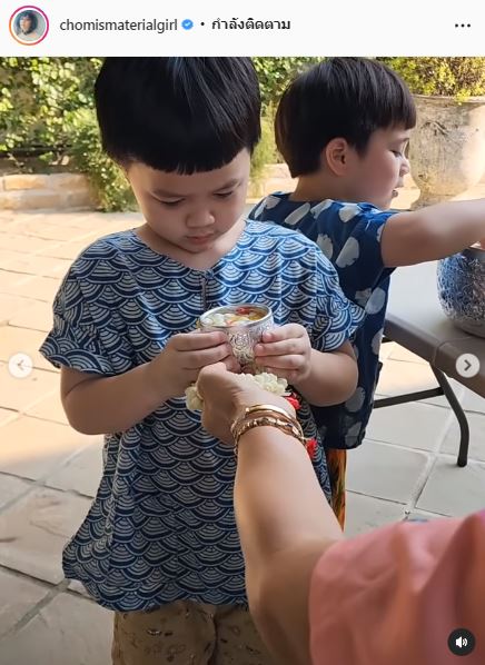 สายฟ้า-พายุ ล้างเท้า-รดน้ำดำหัว ชมพู่ และ คุณยาย พร้อมรับคำอวยพรในวันสงกรานต์
