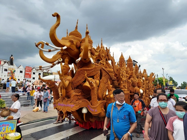 เปิดภาพ เทียนพรรษา โคราชยิ่งใหญ่อลังการ นักท่องเที่ยวแห่ถ่ายรูปคึกคัก!
