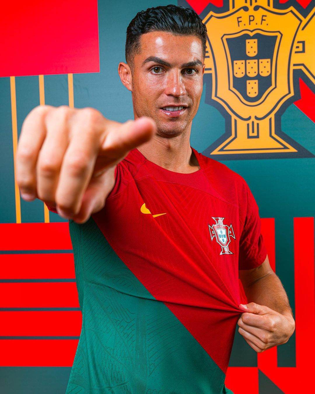 ควักกระฉ่อนโลก! แฟนบอลสงสัย “Ronaldo” หยิบอะไรมากิน ควักกระฉ่อนโลก! แฟนบอลสงสัย “Ronaldo” หยิบอะไรมากิน